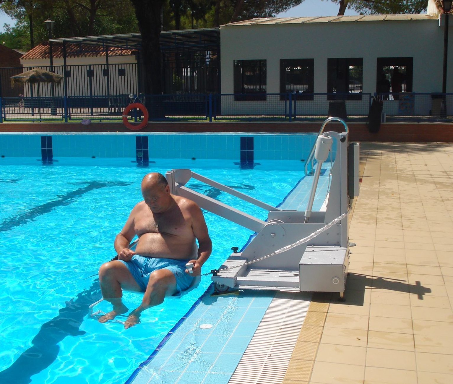 Élévateur EcoPool: transfert de personne handicapée en piscine