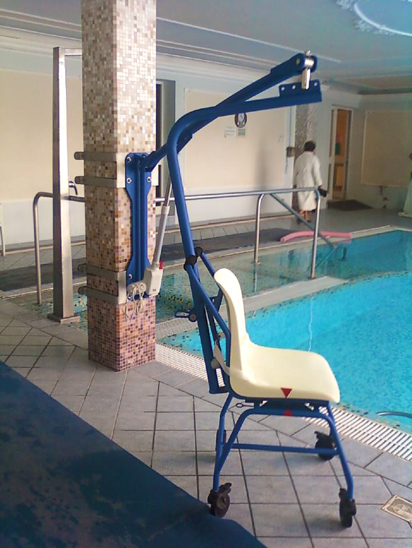 F130 avec fauteuil en bord de piscine intérieur