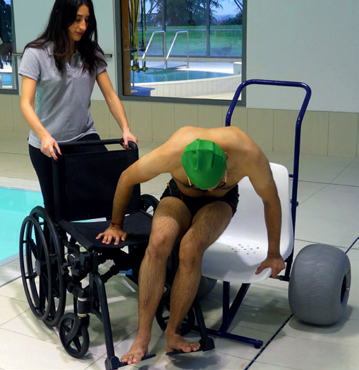 Unikart 50 D fauteuil flottant pour PMR en bord de piscine avec assistante médicale