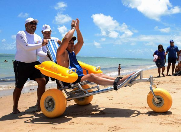 Waterwheels sur la plage avec personnes a mobilité réduite et accompagnateur